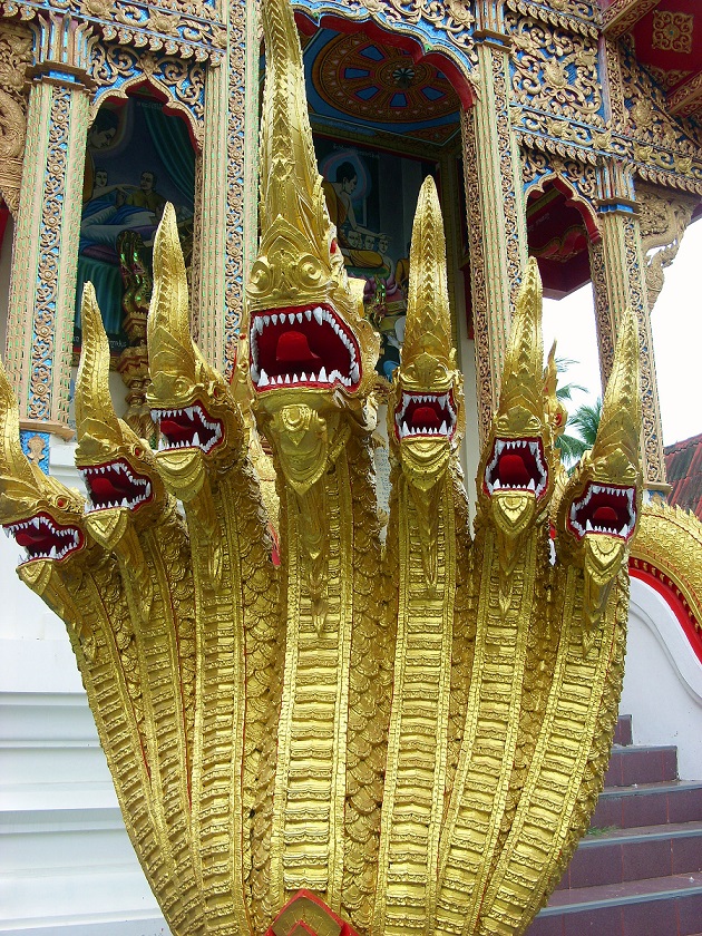 serpent naga temple en Thaïlande